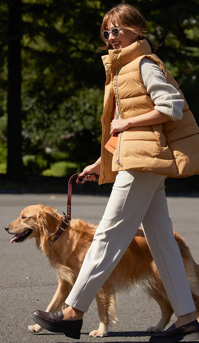 早起きして愛犬とお散歩へ。ぐっと冷え込む秋の朝には、エコダウンのベストをチョイス。ややBIGなシルエット選びで、アクティブな雰囲気に仕上がります。